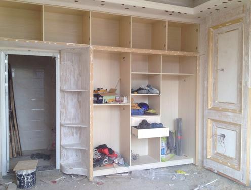 合肥裝修公司：請(qǐng)木工打柜子與定制衣柜哪個(gè)好？(圖1)